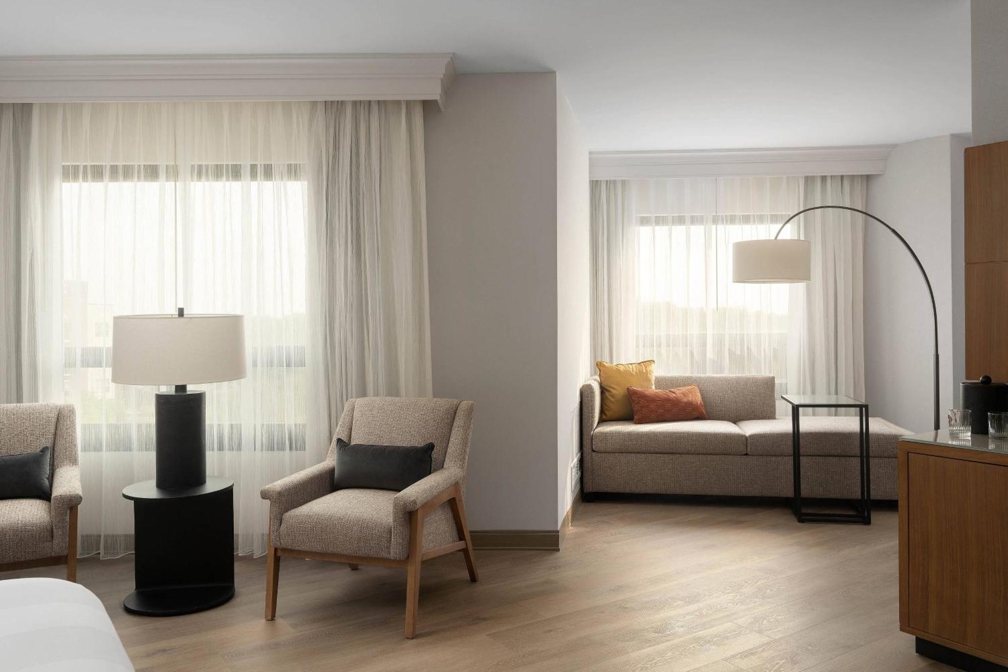 Collins Marriott Hotel 3*